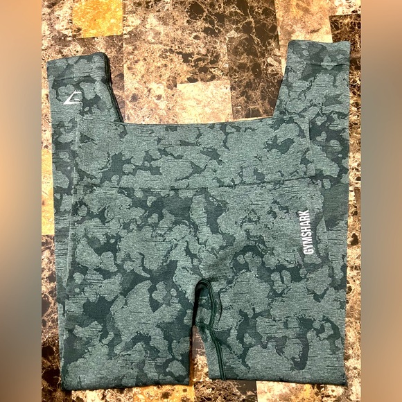 GYMSHARK ADAPT CAMO GREEN COLOR SIZE SMALL EUC - Picture 3 of 5